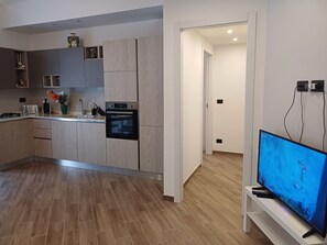 Kylskåp, mikrovågsugn, ugn och diskmaskin