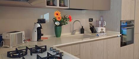 Refrigerador, microondas, horno y lavavajillas