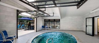 Close to Downtown Charm | Free Parking & Breakfast