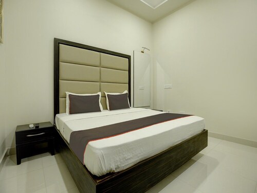 Collection O Ovel Hotel Grand