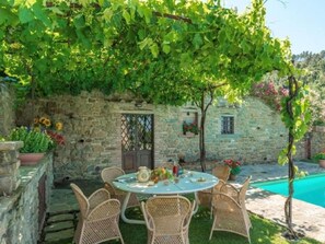 Outdoor dining - Wohnung in Cortona mit Terrasse, Garten und Grill by Interhome (Cortona)
