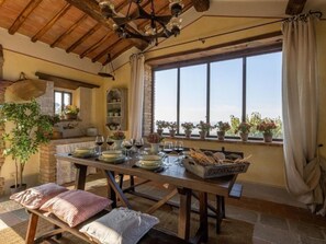 Dining - Wohnung in Cortona mit Terrasse, Garten und Grill by Interhome (Cortona)