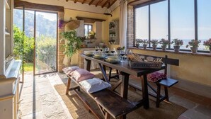 Dining - Wohnung in Cortona mit Terrasse, Garten und Grill by Interhome (Cortona)