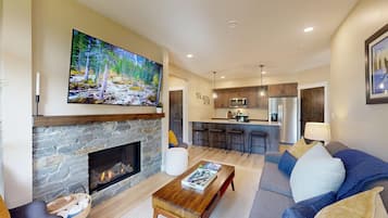 Smart TV, fireplace