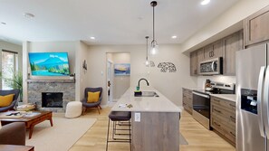 Fridge, microwave, oven, stovetop - Altitude #15 - Powder Bear Chalet (Sun Peaks)