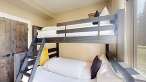 2 bedrooms, free WiFi, bed sheets - Altitude #15 - Powder Bear Chalet (Sun Peaks)