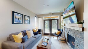 Smart TV, fireplace - Altitude #15 - Powder Bear Chalet (Sun Peaks)