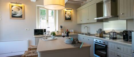 Réfrigérateur, four à micro-ondes, un four, lave-vaisselle