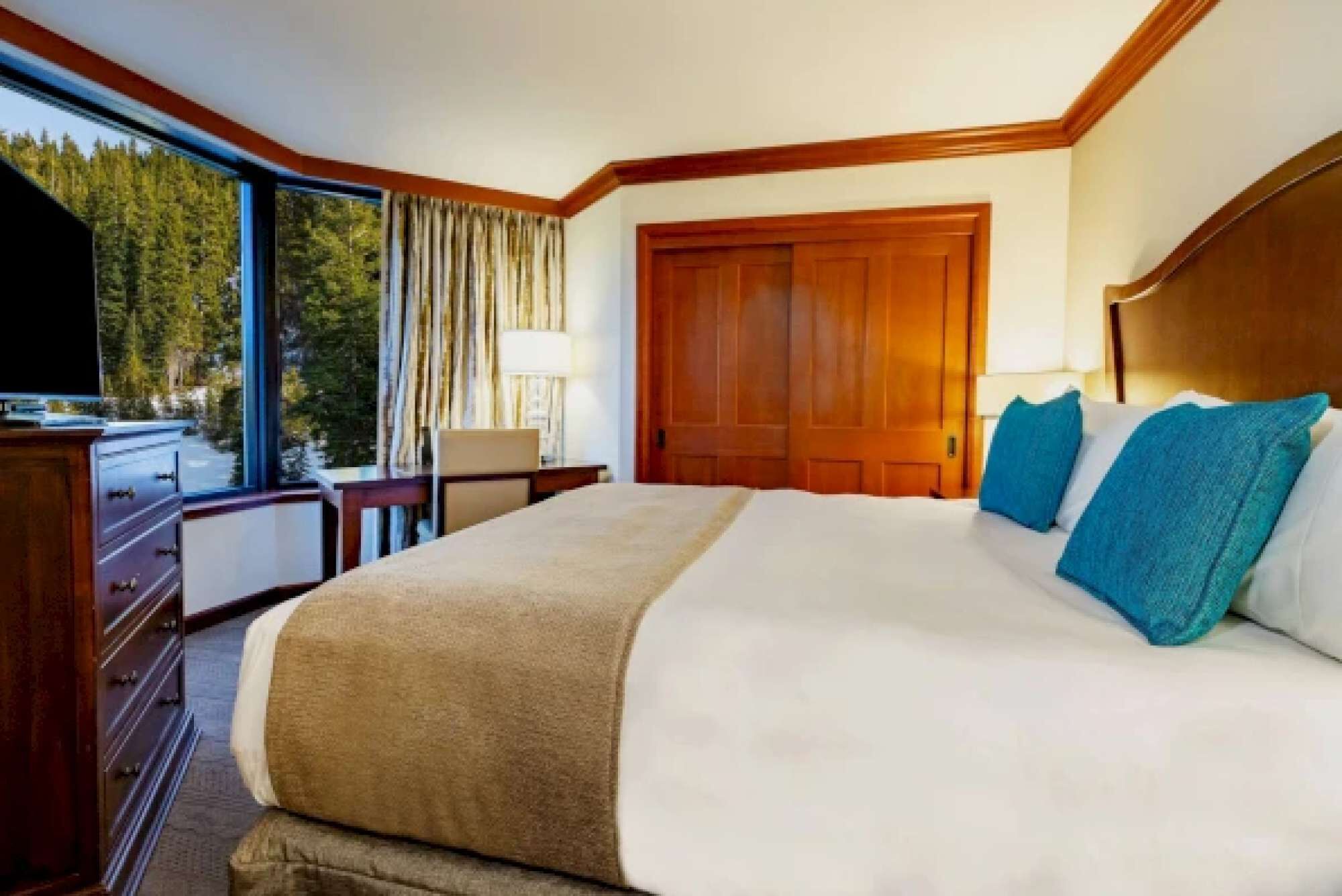 2 bedrooms, desk, iron/ironing board, WiFi