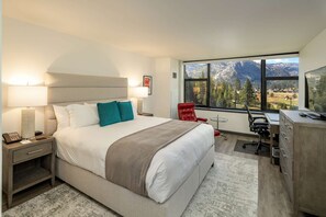 Skrivebord, strygejern/strygebræt, sengetøj