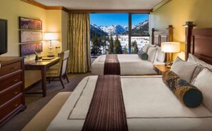 Escrivaninha, ferros/tábuas de passar roupa, roupa de cama