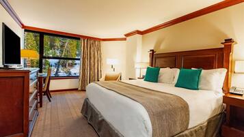 Bureau, fer et planche Ă repasser, draps fournis