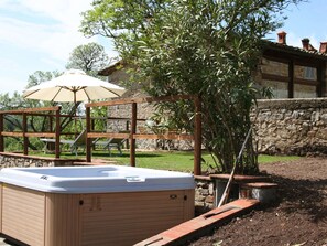 Outdoor spa tub - "Vecchia stalla" mit Whirlpool by Interhome (Gaiole in Chianti)