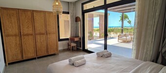 Spacious 3BR Apartment Glorious Panoramic Seaviews