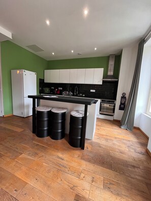 Fridge, microwave, oven, stovetop - Duplex apartment in the center of Montignac-Lascaux (Montignac-Lascaux)