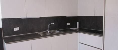 Refrigerador, lavavajillas y utensilios de cocina