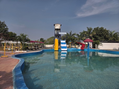 Una piscina al aire libre. SHYAM RESORT