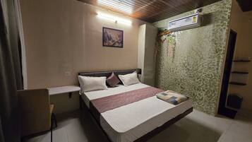 Chambre Simple Confort, balcon, vue jardin | Équipements de la chambre