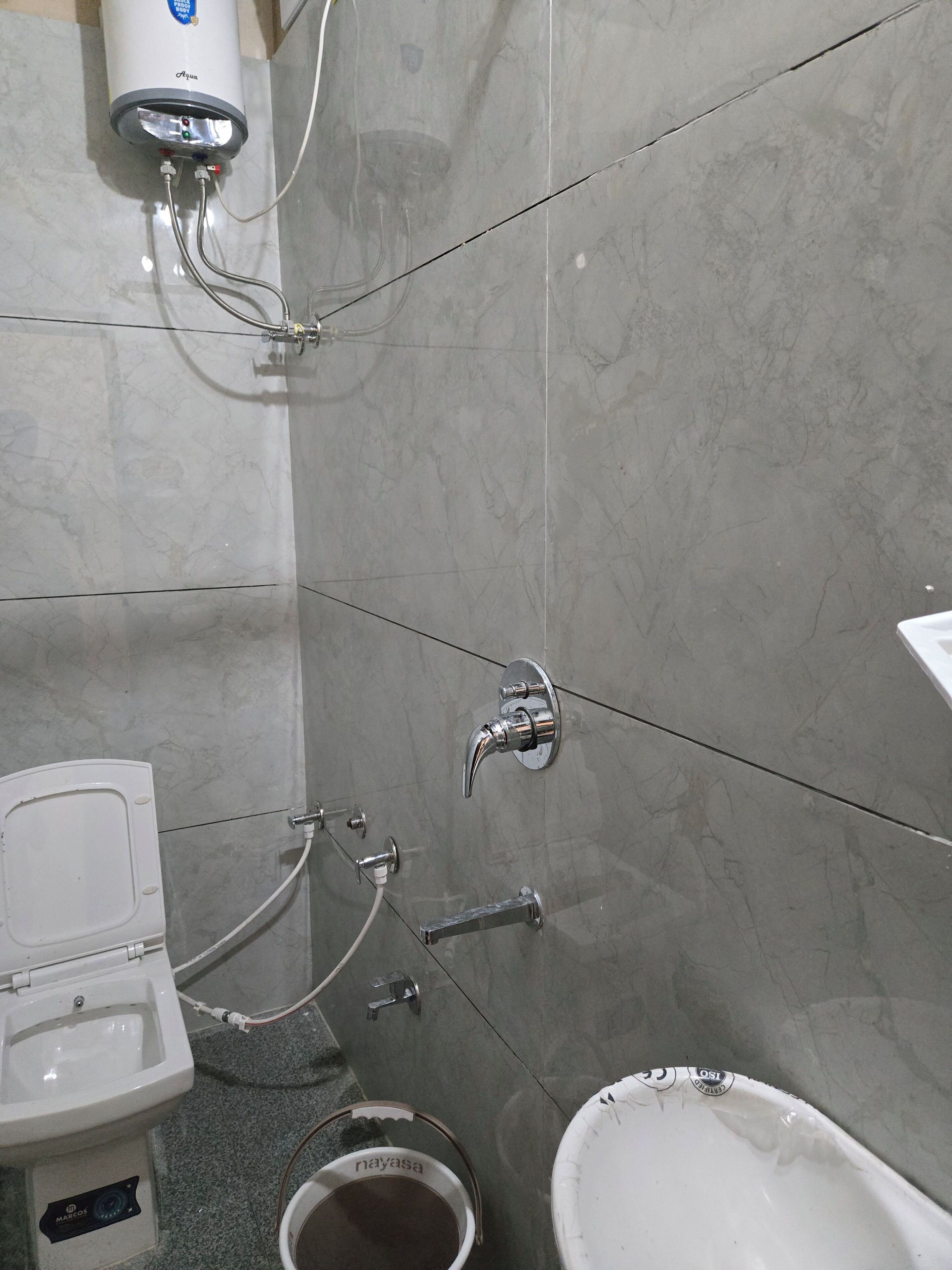 Un baño con inodoro, bidé y lavamanos.