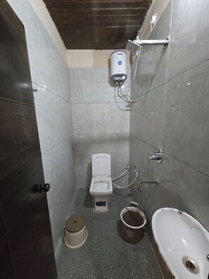Comfort Single Room, Balcony, Garden View | Bathroom - SHYAM RESORT (Khandwa)