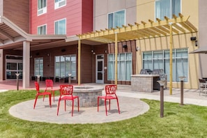 Outdoor dining - Casino Nearby | Free Breakfast + Full Kitchen (Waukegan)
