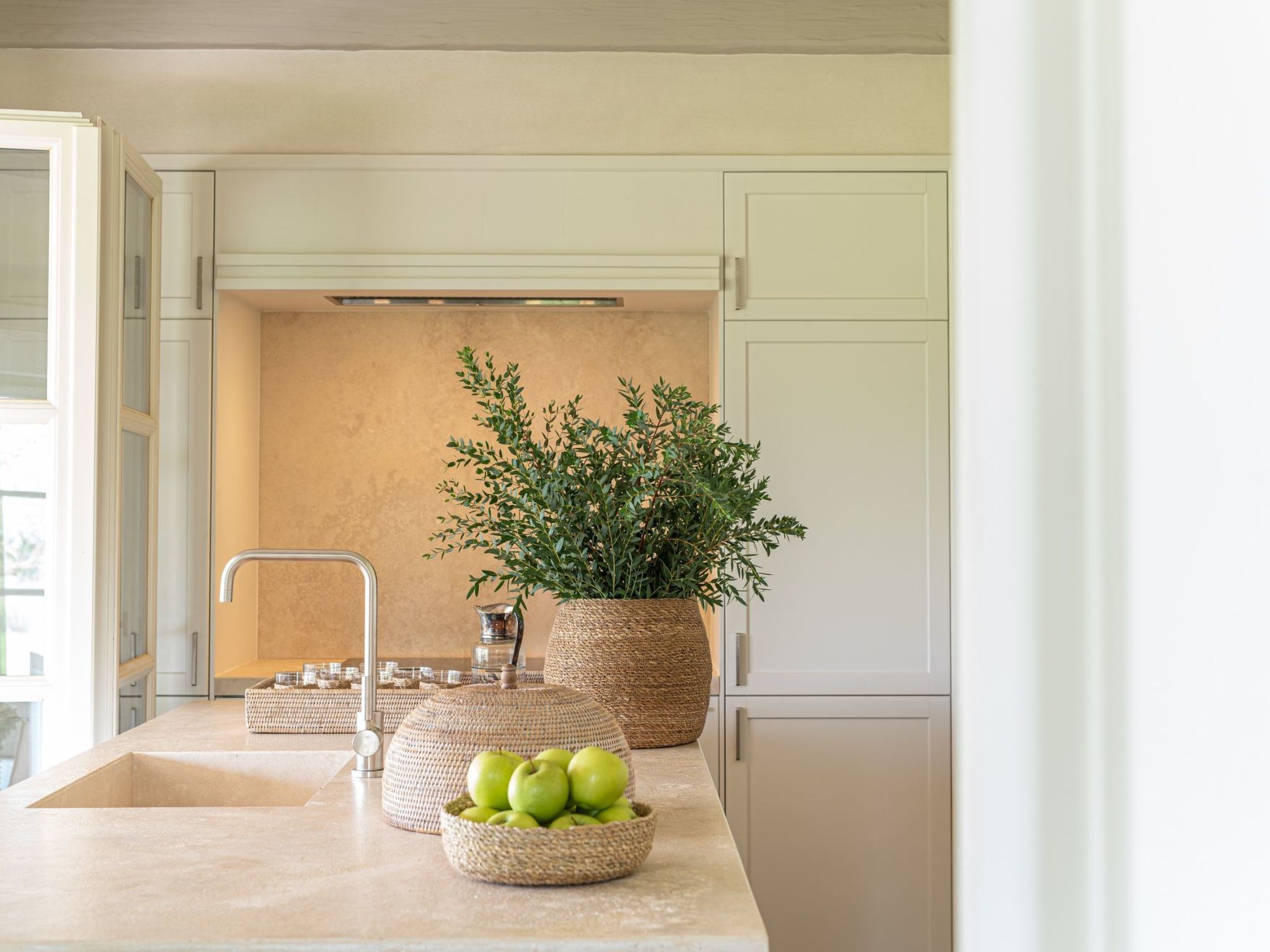 Refrigerador, horno, lavavajillas y utensilios de cocina 