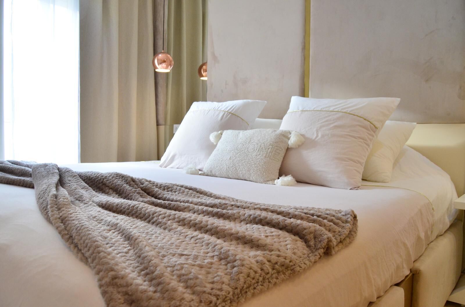 Rideaux occultants, chambres insonorisées, fer et planche à repasser