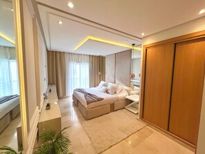 Cortinas blackout, insonorización y tabla de planchar con plancha 