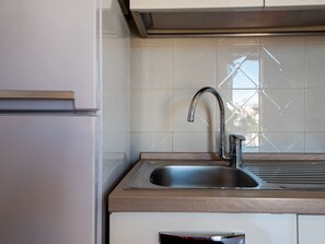 Kühlschrank, Mikrowelle, Ofen, Kochgeschirr/Geschirr/Besteck