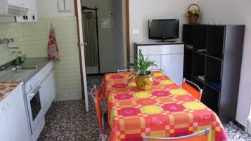 Kylskåp, ugn och grytor/köksredskap