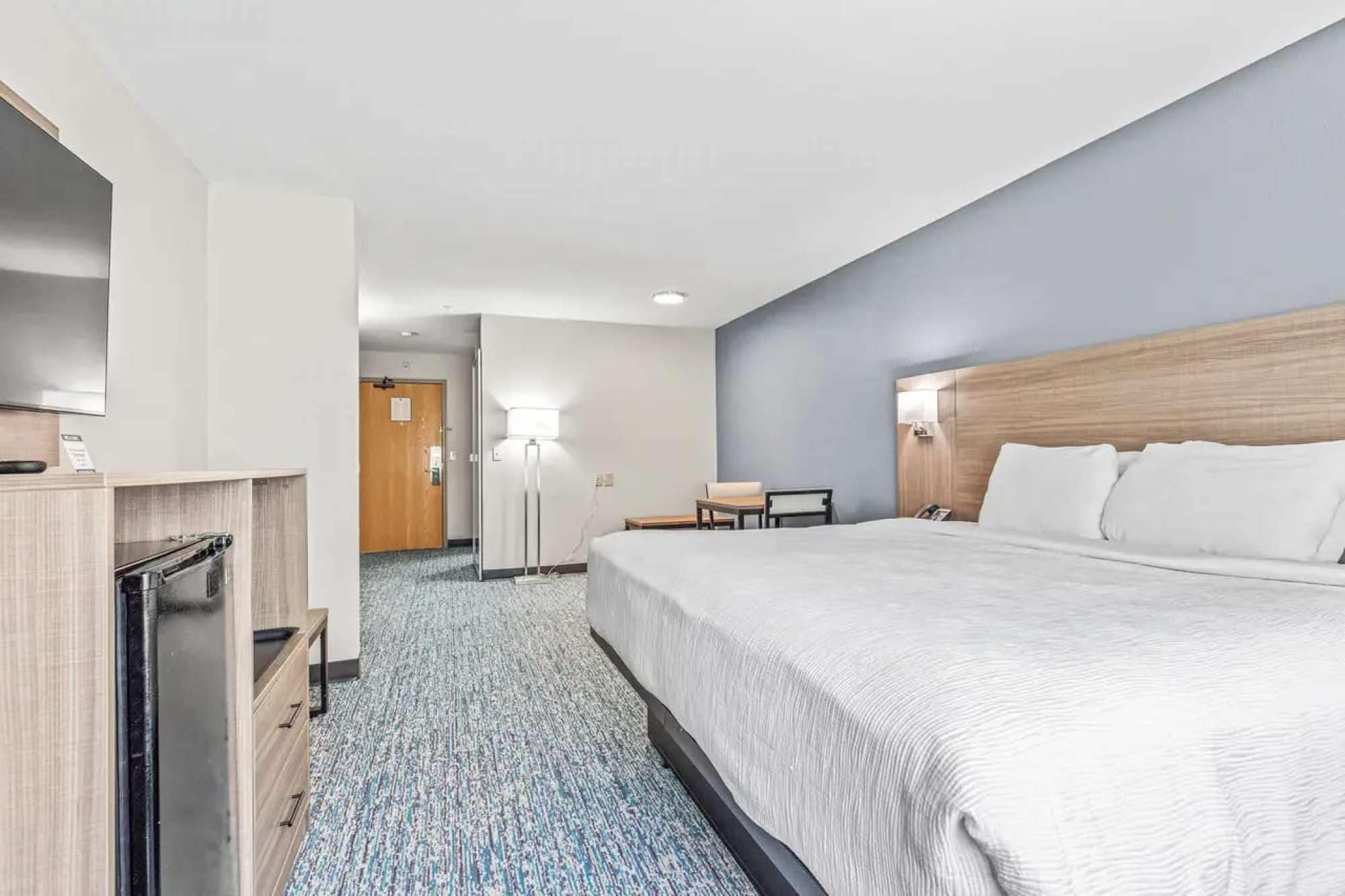 Desk, iron/ironing board, WiFi, bed sheets