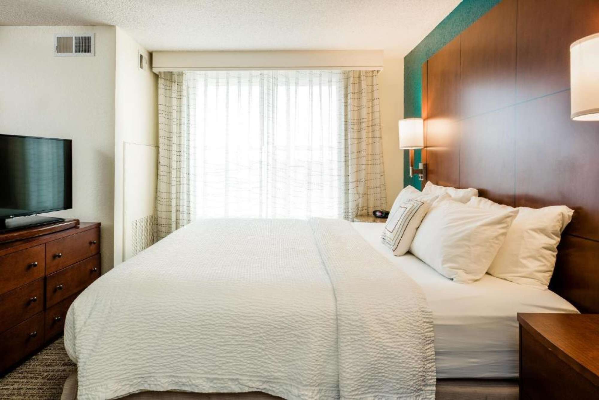 Een bureau, een strijkplank/strijkijzer, wifi, beddengoed