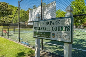 Sport court - Suite w/ Kitchen + Free Parking & Outdoor Pool (Florence)