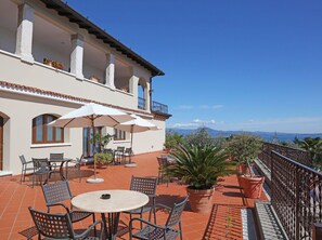 Outdoor dining - Helle Wohnung in den Hügeln des Gardasees by Interhome (Manerba)