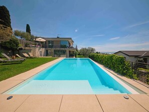 Pool - Ferienvilla 'Madabà' mit Blick aufs Wasser by Interhome (Bardolino)