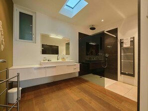 Bathroom - Ferienvilla 'Madabà' mit Blick aufs Wasser by Interhome (Bardolino)