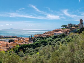 A coastal town with historic buildings, a prominent tower, and a view of the sea. - Gemütliche Wohnung in Castiglione Della Pescaia by Interhome (Castiglione della Pescaia)
