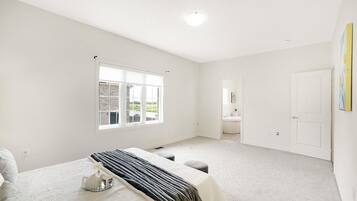 Een strijkplank/strijkijzer, wifi, beddengoed