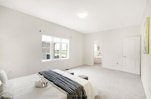 Iron/ironing board, WiFi, bed sheets - Luxury home in Brampton (Brampton)