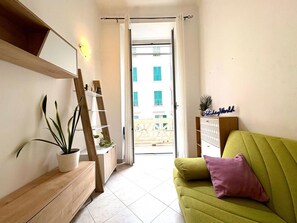 TV - Lichter am Meer bei Holiday World by Interhome (Savona)