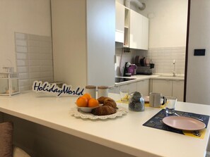 Kylskåp, ugn, diskmaskin och grytor/köksredskap