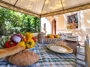 Outdoor dining - Villa Benfenati genialer Pool, Hochzeit, ganzer by Interhome (Pratovecchio)