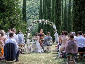 Outdoor banquet area - Villa Benfenati genialer Pool, Hochzeit, ganzer by Interhome (Pratovecchio)