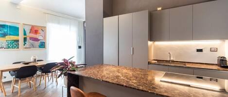 Refrigerador, microondas, horno y lavavajillas