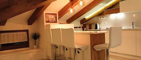 Refrigerador, horno, lavavajillas, utensilios de cocina