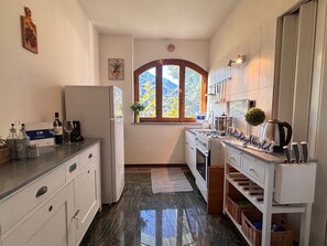 Kühlschrank, Mikrowelle, Ofen, Kochgeschirr/Geschirr/Besteck
