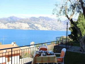 Outdoor dining - Ein-Zimmer-Wohnung 'Acqua' by Interhome (Malcesine)