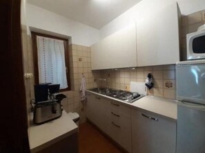 Fridge, microwave, cookware/dishes/utensils - Zwei-Zimmer-Wohnung mit herrlicher Terrasse mit Seeblick by Interhome (Malcesine)