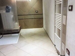 A corridor with a tiled floor, a radiator, and a door with a handle. - Wohnung "Riviera del Conero by Interhome (Camerano)