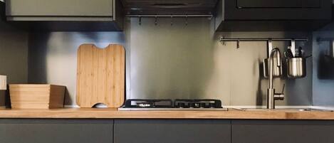 Réfrigérateur, micro-ondes, batterie de cuisine, vaisselle et ustensiles